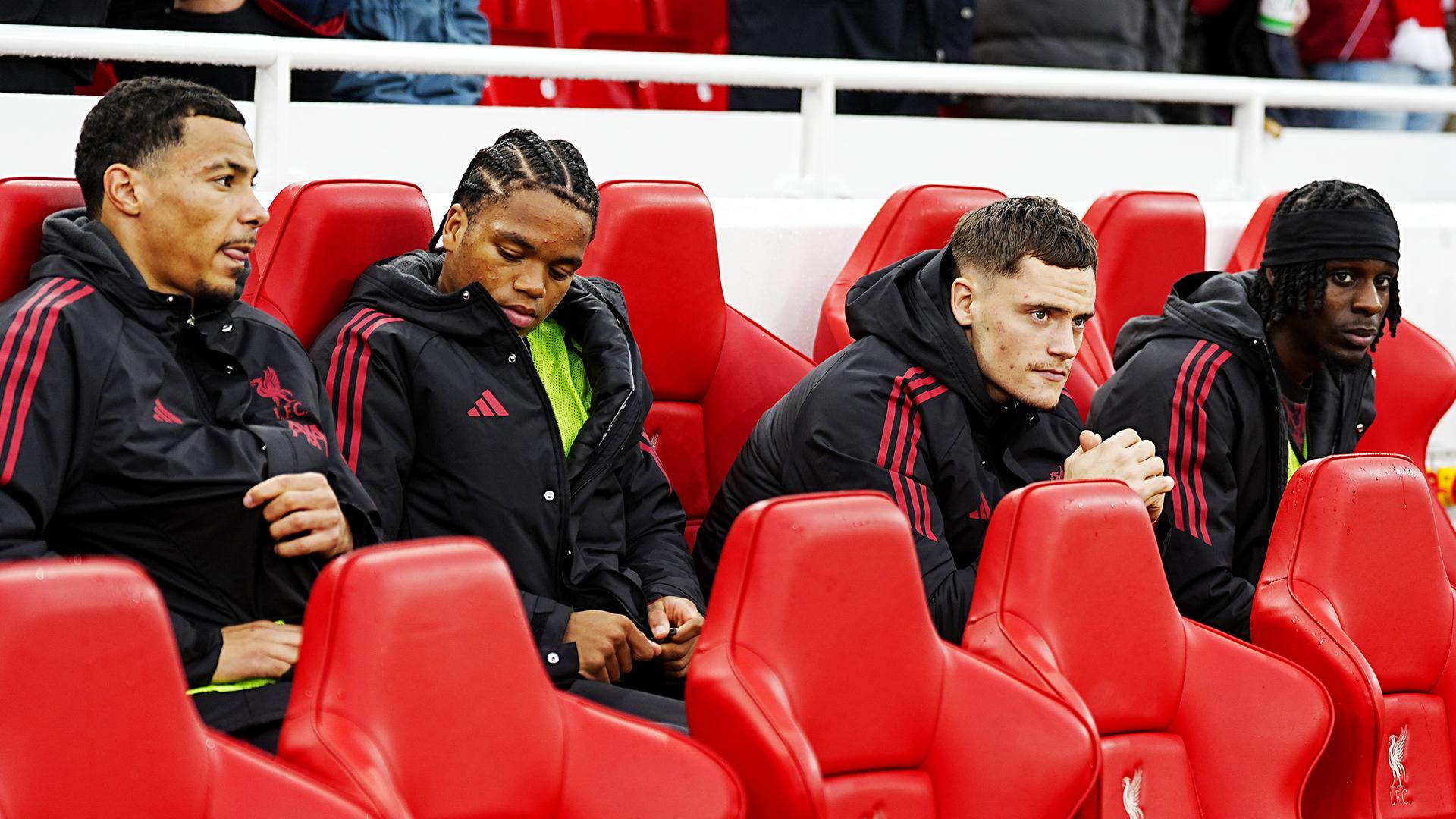 19.10.2025, Großbritannien, Liverpool: Liverpools Fußballer Florian Wirtz (2.v.r.) sitzt auf der Auswechselbank vor dem Spiel.