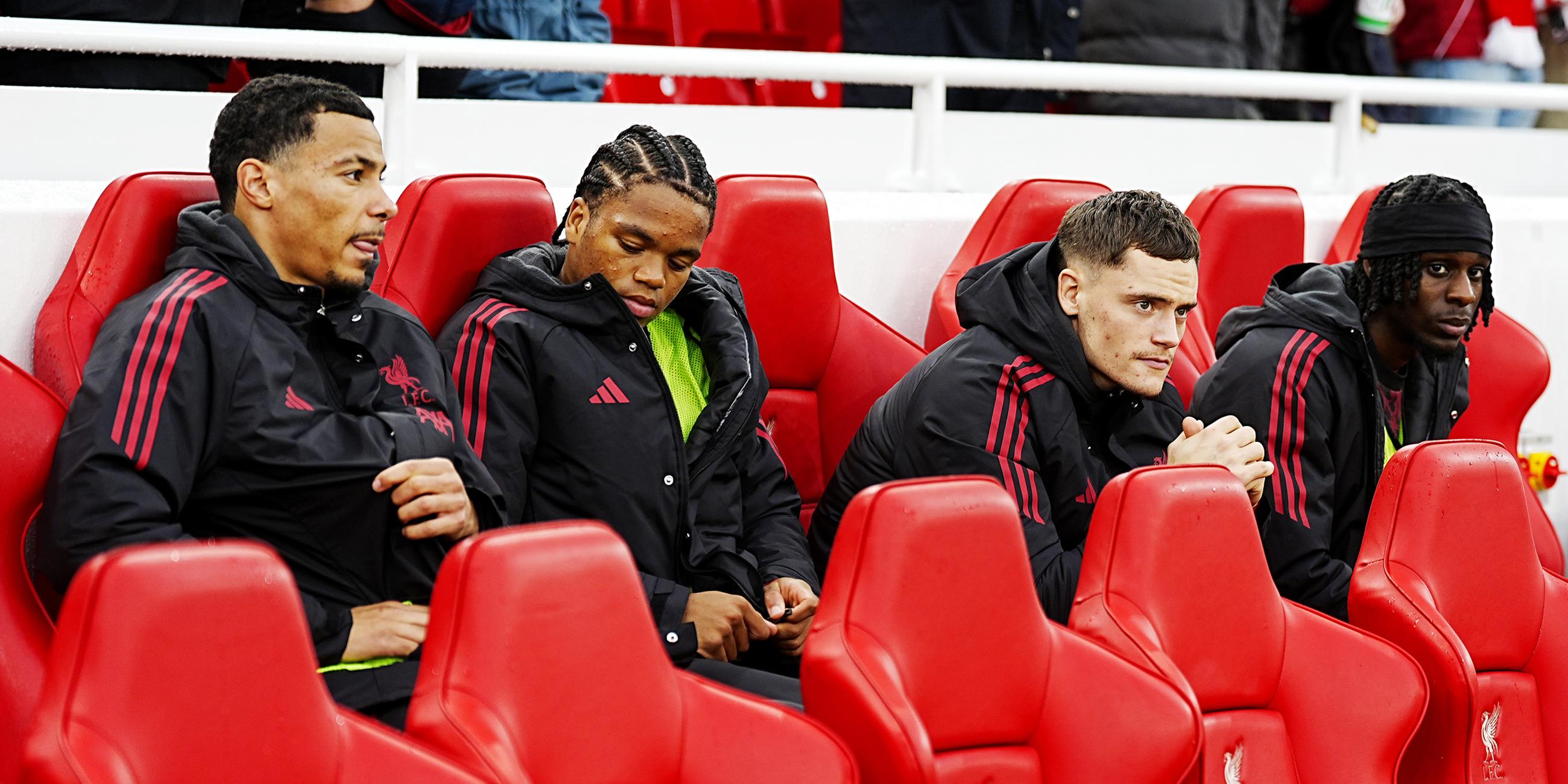 19.10.2025, Großbritannien, Liverpool: Liverpools Fußballer Florian Wirtz (2.v.r.) sitzt auf der Auswechselbank vor dem Spiel.