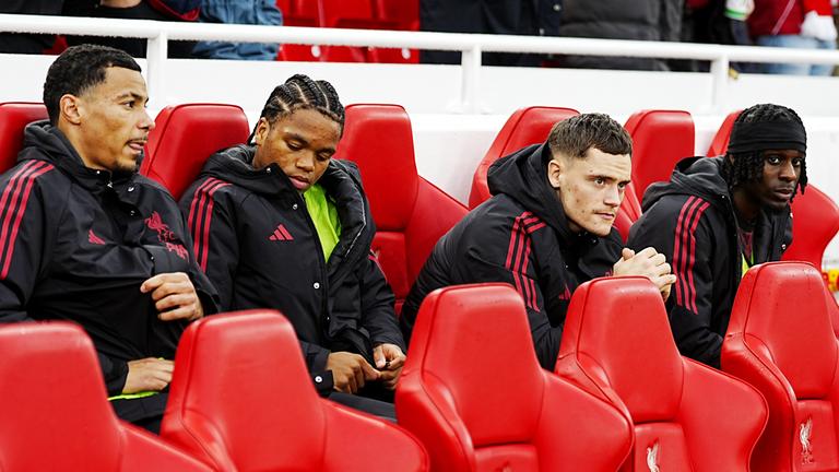 19.10.2025, Großbritannien, Liverpool: Liverpools Fußballer Florian Wirtz (2.v.r.) sitzt auf der Auswechselbank vor dem Spiel.