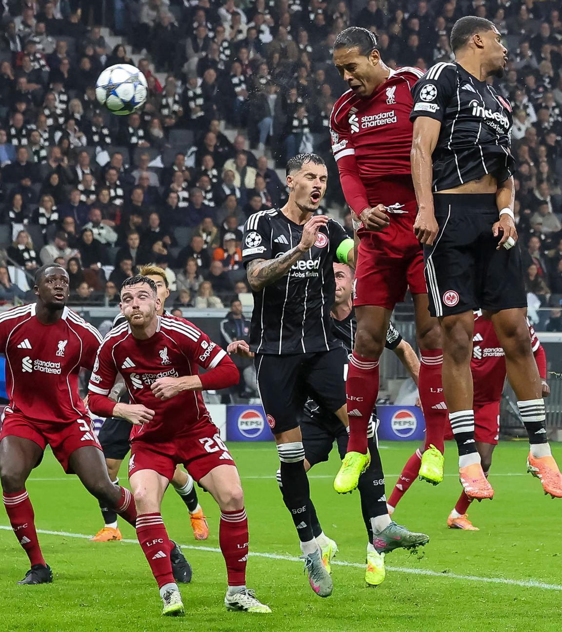 Virgil van Dijk erzielt ein Tor für den FC Liverpool im Spiel gegen Eintracht Frankfurt.