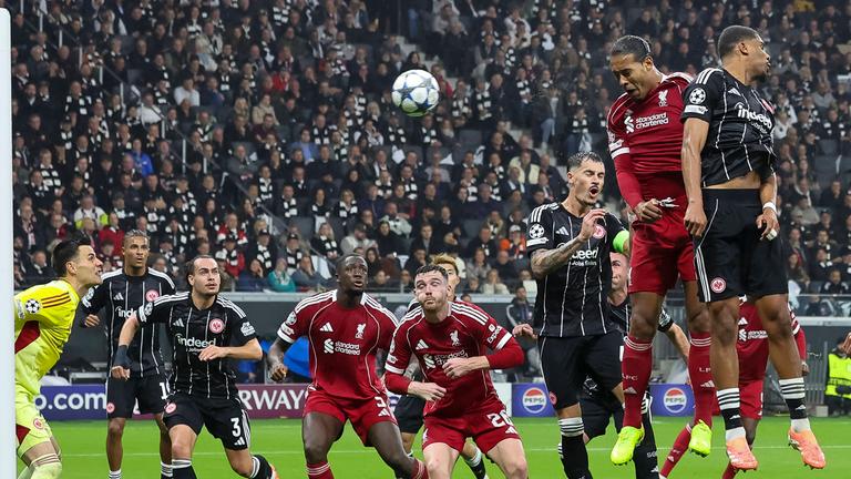 Virgil van Dijk erzielt ein Tor für den FC Liverpool im Spiel gegen Eintracht Frankfurt.