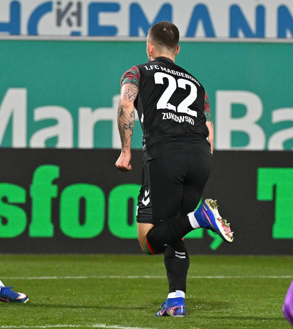 Der Flügelspieler des 1. FC Magdeburg Mateusz Zukowski läuft nach seinem Treffer zum 1:2 gegen die SpVgg Greuther Fürth jubelnd auf seinen Mitspieler Laurin Ulrich zu 