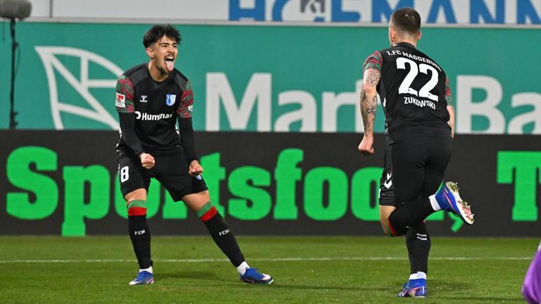 Der Flügelspieler des 1. FC Magdeburg Mateusz Zukowski läuft nach seinem Treffer zum 1:2 gegen die SpVgg Greuther Fürth jubelnd auf seinen Mitspieler Laurin Ulrich zu 