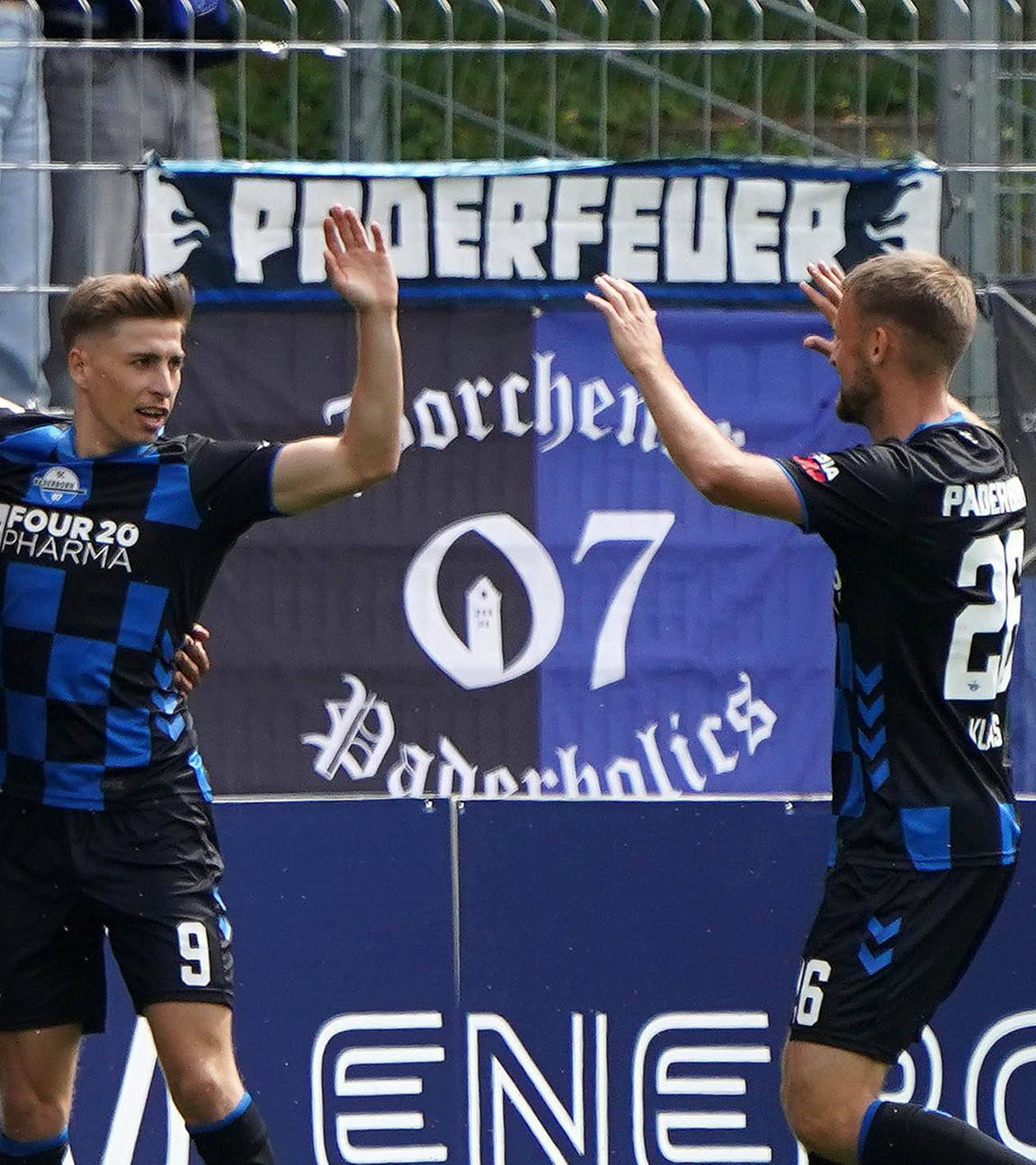Spieler des FC Paderborn jubeln beim Spiel gegen Viktoria Köln am 17.08.2025