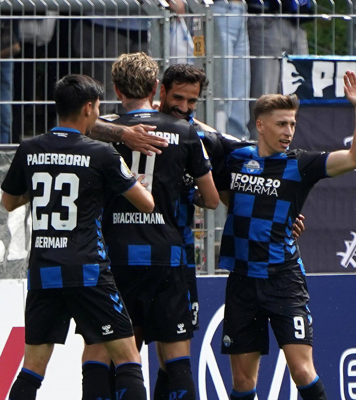 Spieler des FC Paderborn jubeln beim Spiel gegen Viktoria Köln am 17.08.2025