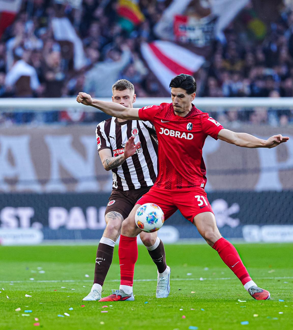 Eric Smith (FC St. Pauli, 08) und Igor Matanovic (SC Freiburg, 31) kämpfen. 