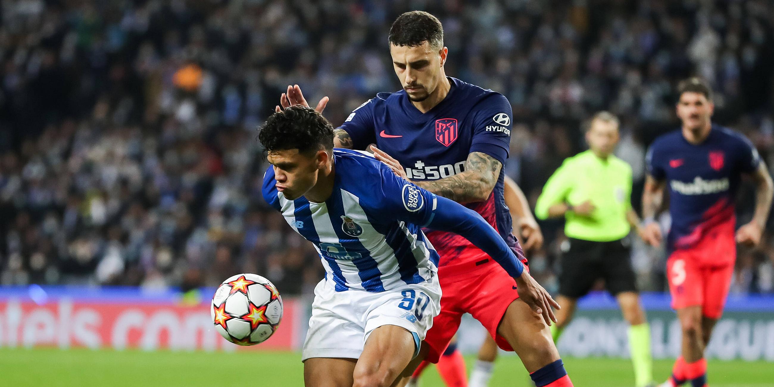 Mario Hermoso (rechts) kämpft mit Gegenspieler aus Porto um den Ball. 