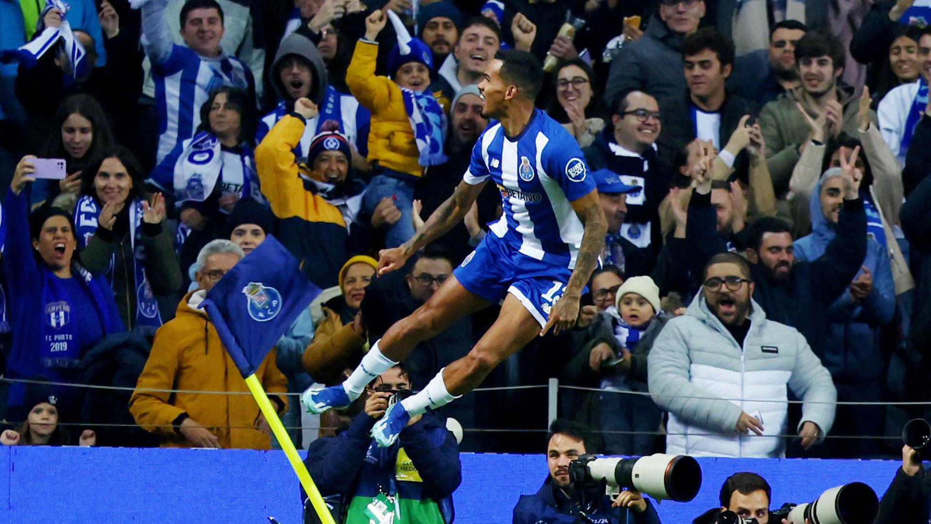Galeno vom FC Porto feiert sein erstes Tor.