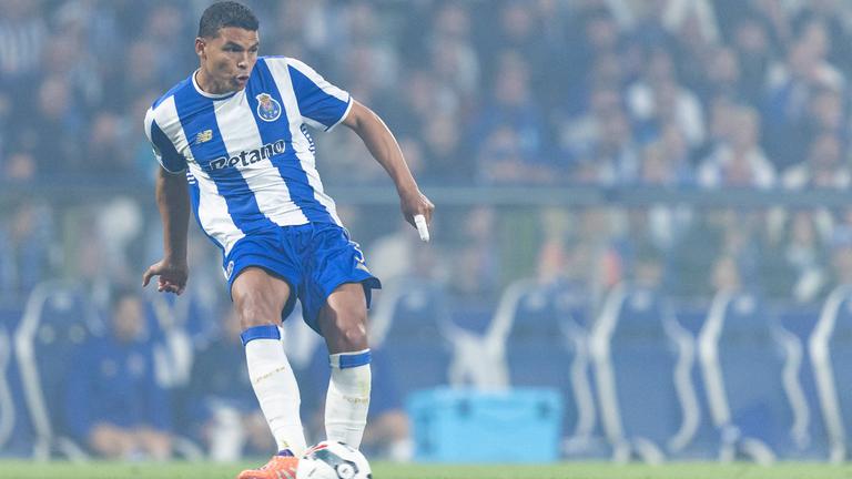 Thiao Silva im Pass für FC Porto.