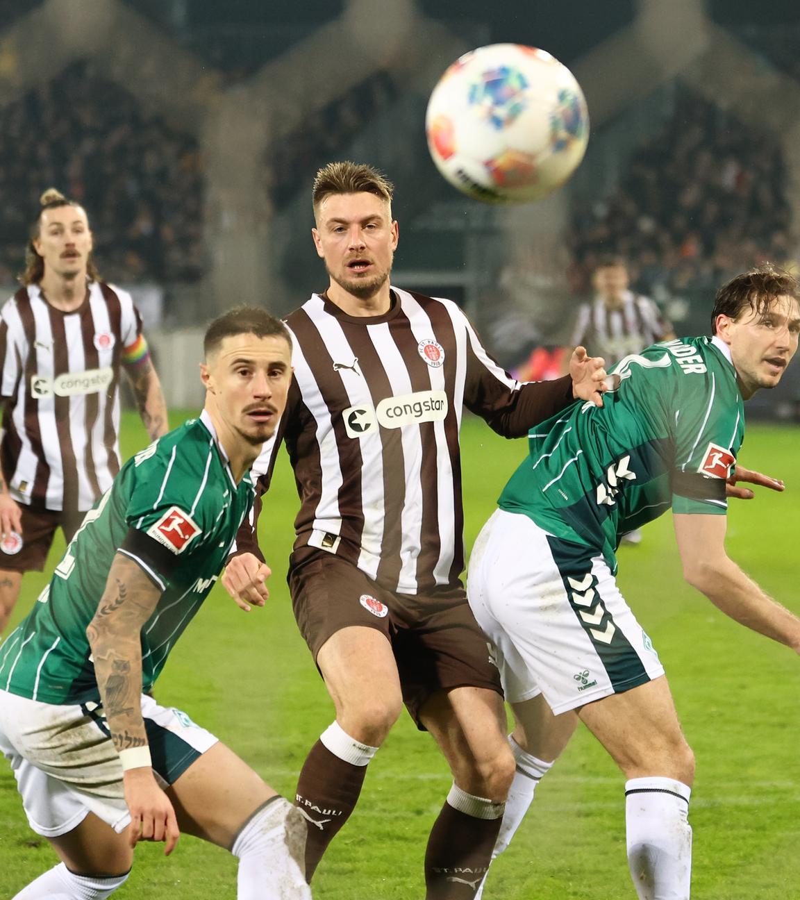 Hauke Wahl (FC Sankt Pauli) und Niklas Stark (Werder Bremen) kämpfen. 