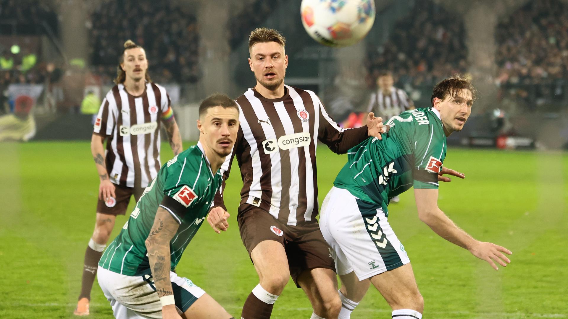 Hauke Wahl (FC Sankt Pauli) und Niklas Stark (Werder Bremen) kämpfen. 
