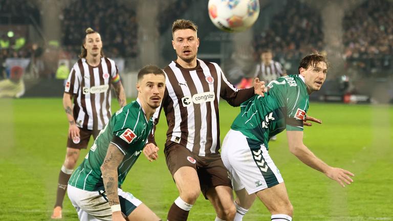 Hauke Wahl (FC Sankt Pauli) und Niklas Stark (Werder Bremen) kämpfen. 