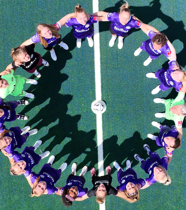 Die Fußballerinnen des FC Schalke stehen im Kreis