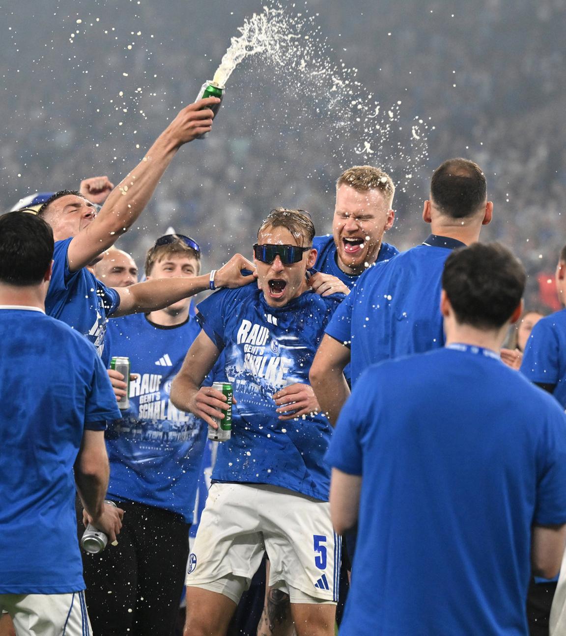 Bierdusche für Timo Becker nach dem 1:0-Sieg von Schalke 04 gegen Fortuna Düsseldorf am 32. Spieltag der 2. Bundesliga am 02.05.2026.
