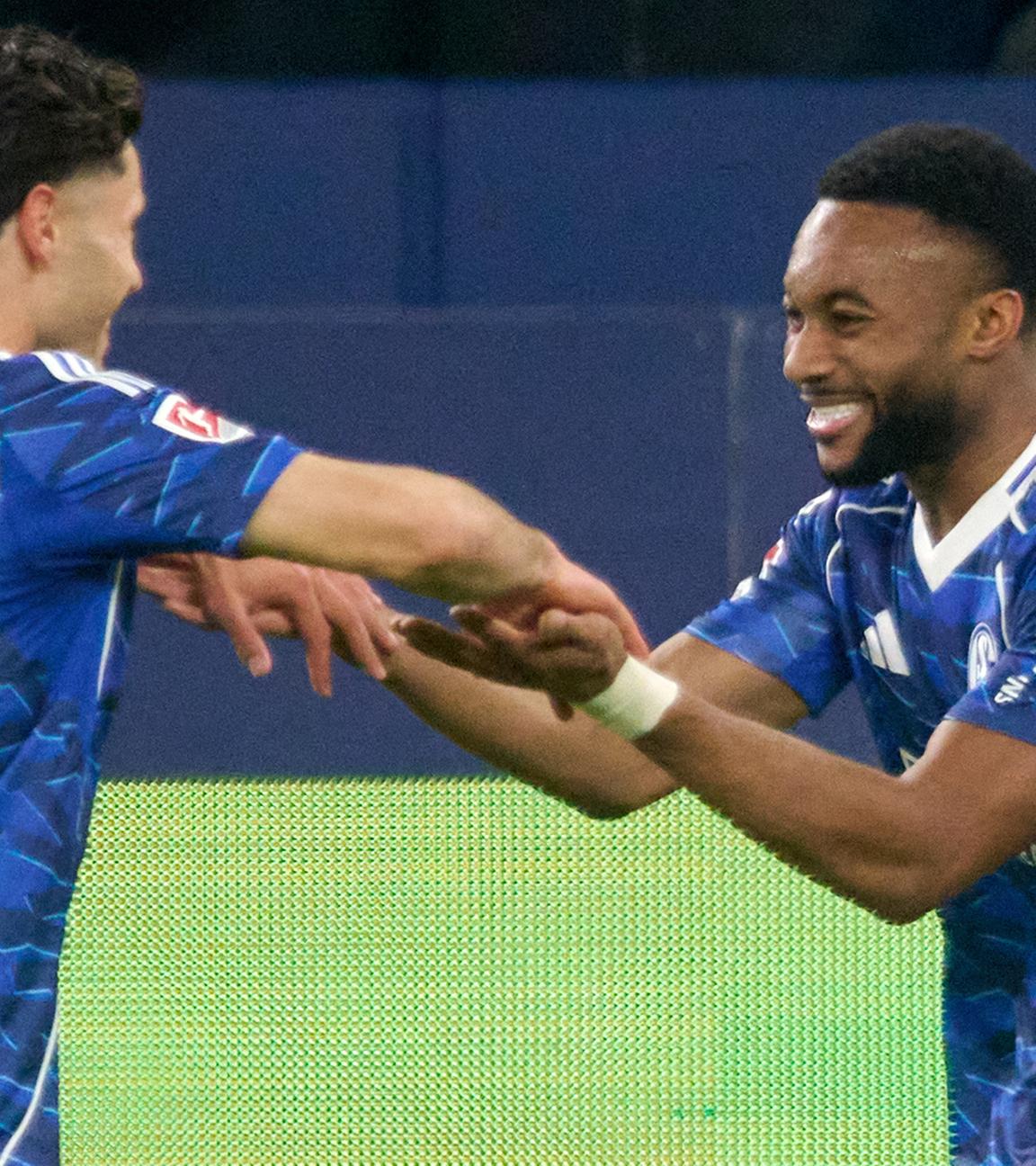 Moussa Sylla (r, FC Schalke 04) jubelt mit Soufiane El-Faouzi (FC Schalke 04) über sein Tor zum 1:0 am 24.10.2025 in Gelsenkirchen.
