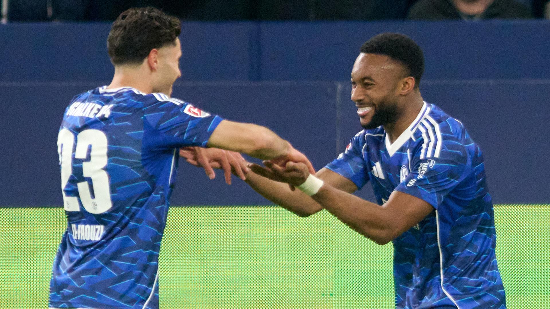 Moussa Sylla vom FC Schalke 04 jubelt mit Soufiane El-Faouzi über sein Tor zum 1:0 gegen Darmstadt.