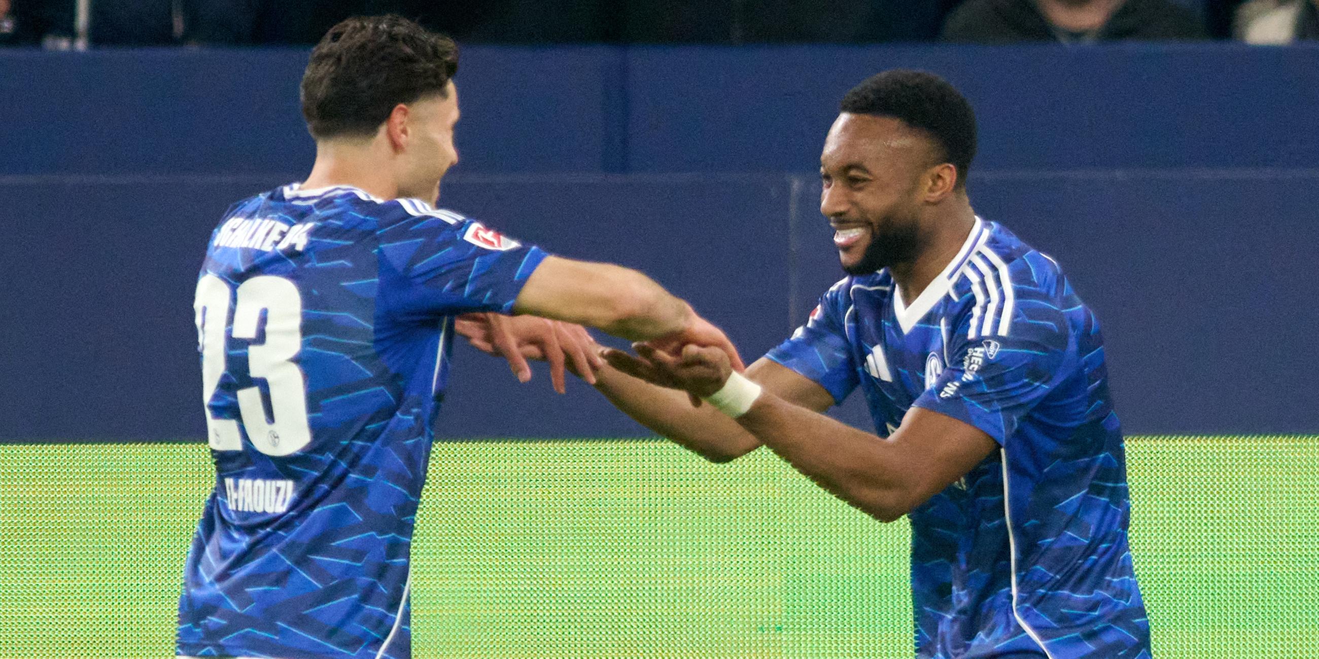 Moussa Sylla (r, FC Schalke 04) jubelt mit Soufiane El-Faouzi (FC Schalke 04) über sein Tor zum 1:0 am 24.10.2025 in Gelsenkirchen.