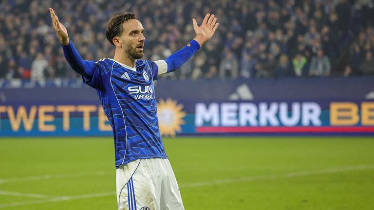 Kenan Karaman (FC Schalke 04) jubelt. 
