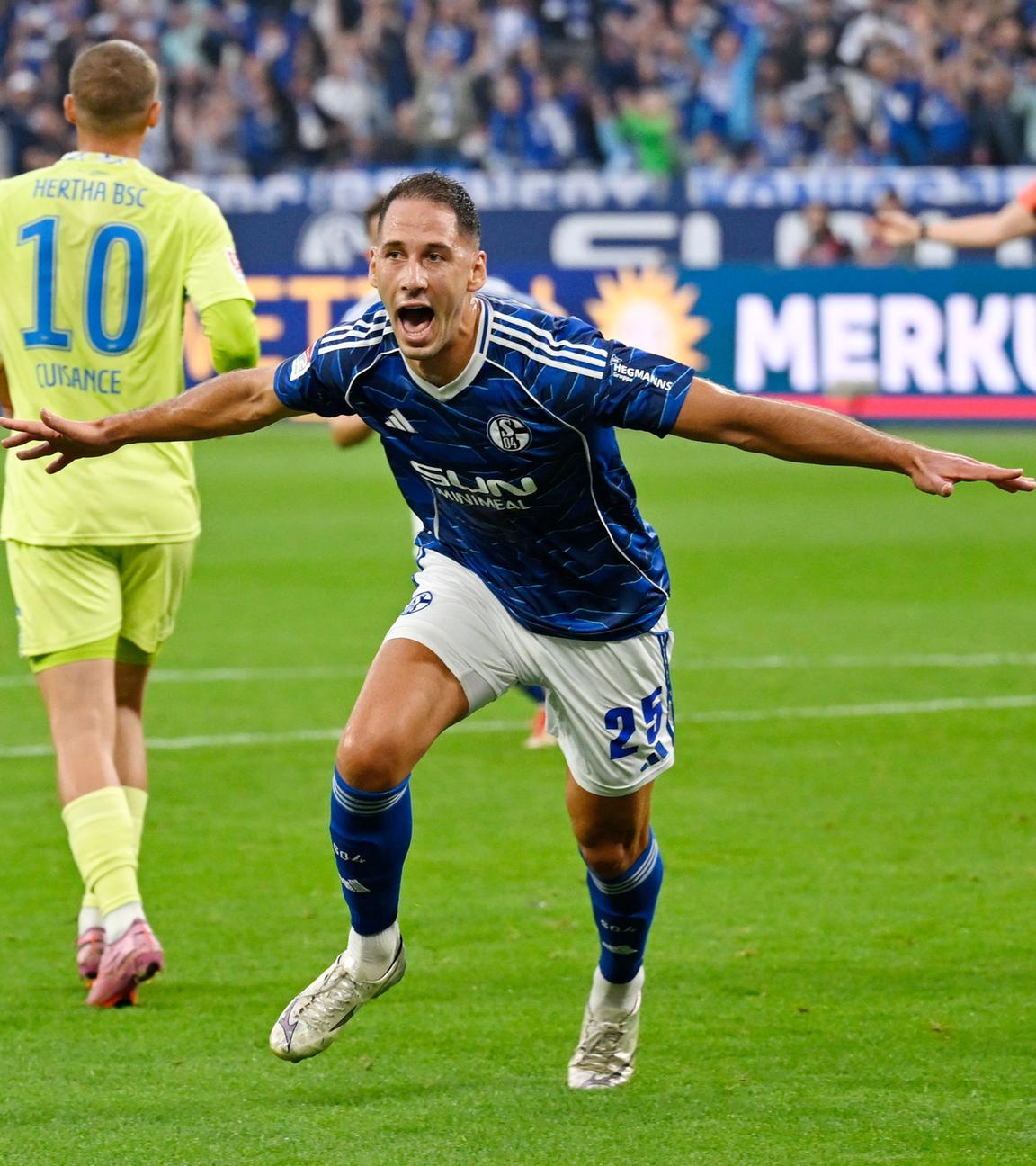 Die Schalker Nikola Katic und Felipe Sanchez beim Torjubel