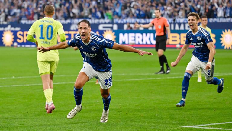 Die Schalker Nikola Katic und Felipe Sanchez beim Torjubel
