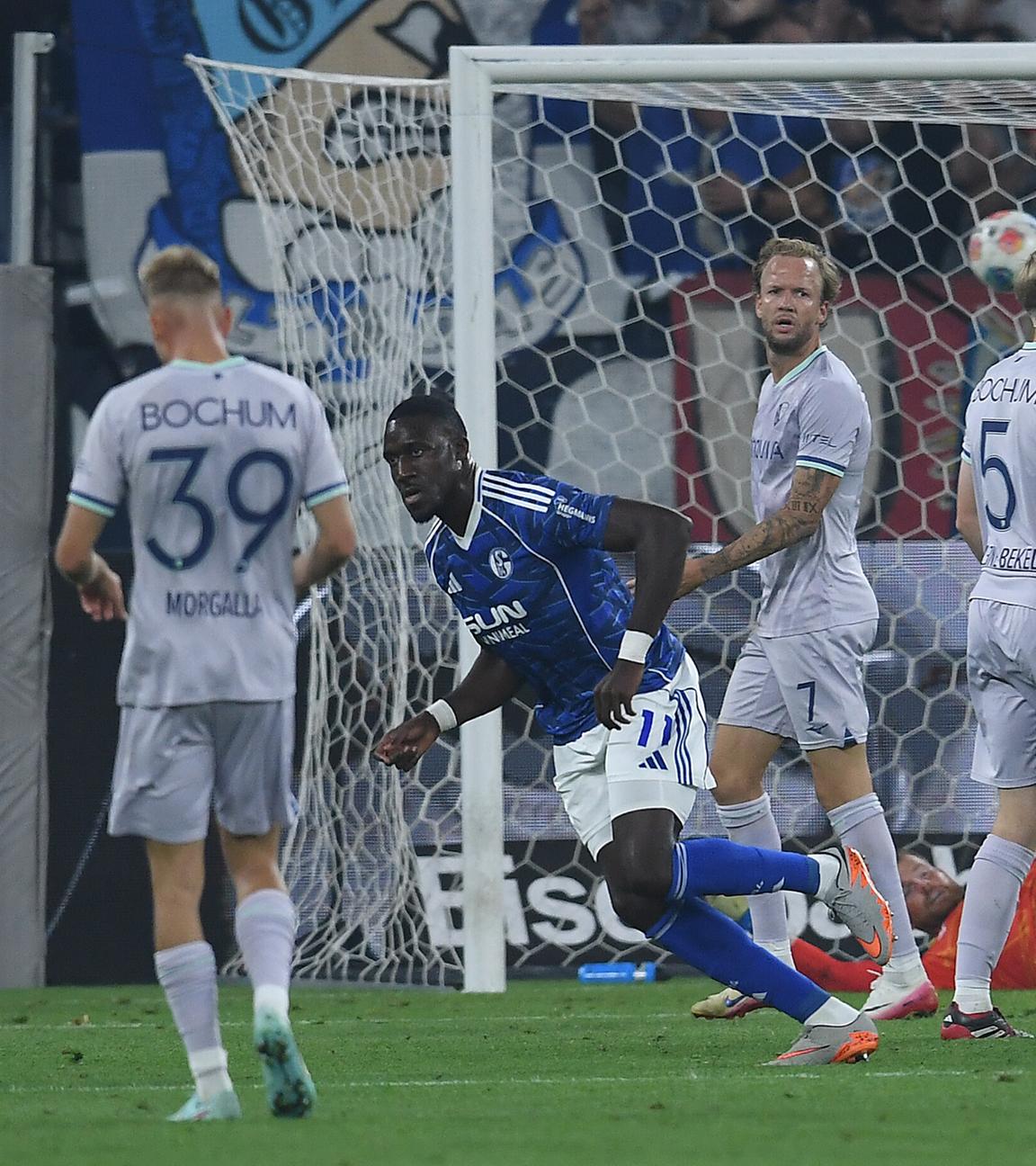 Bryan Lasme (Schalke) jubelt nach seinem Treffer zum 2:1.