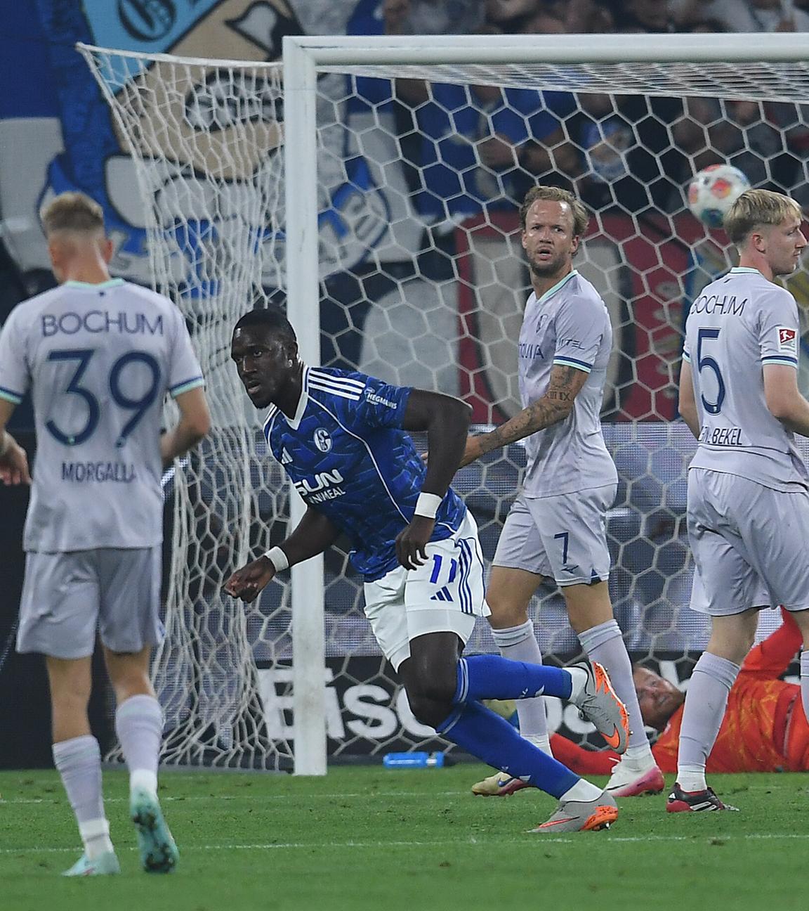 Bryan Lasme (Schalke) jubelt nach seinem Treffer zum 2:1.