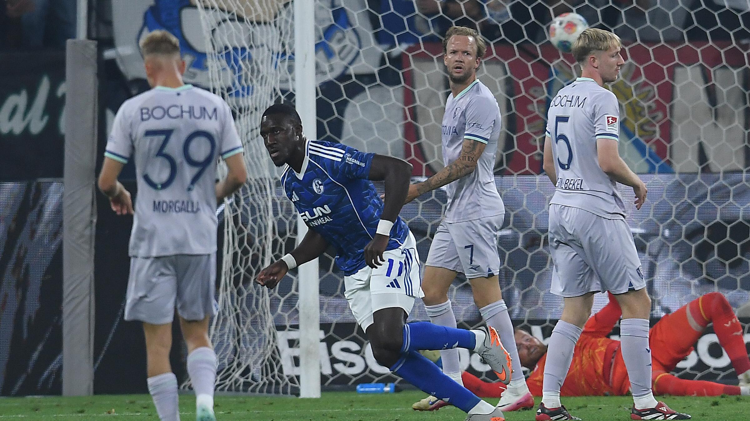 Bryan Lasme (Schalke) jubelt nach seinem Treffer zum 2:1.