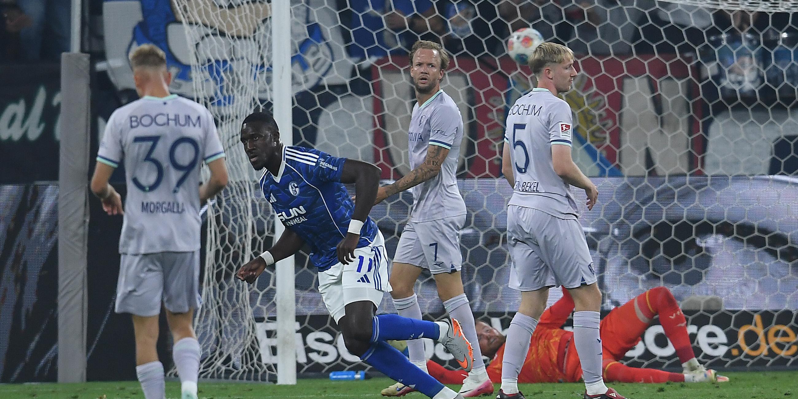 Bryan Lasme (Schalke) jubelt nach seinem Treffer zum 2:1.