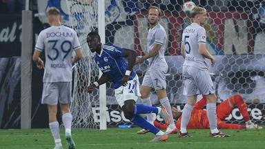 Bryan Lasme (Schalke) jubelt nach seinem Treffer zum 2:1.