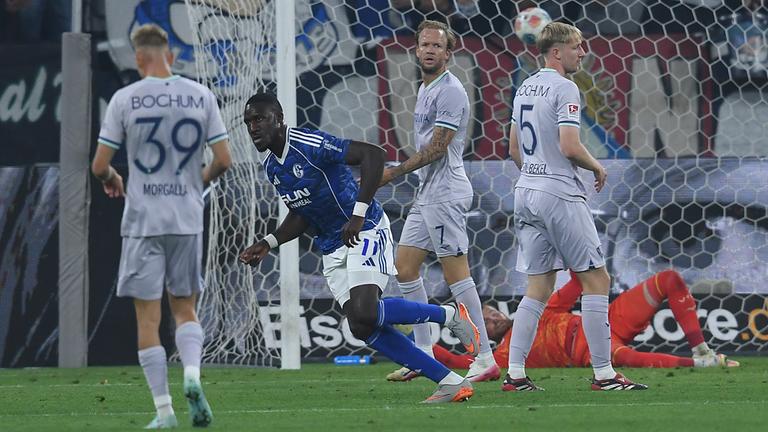 Bryan Lasme (Schalke) jubelt nach seinem Treffer zum 2:1.