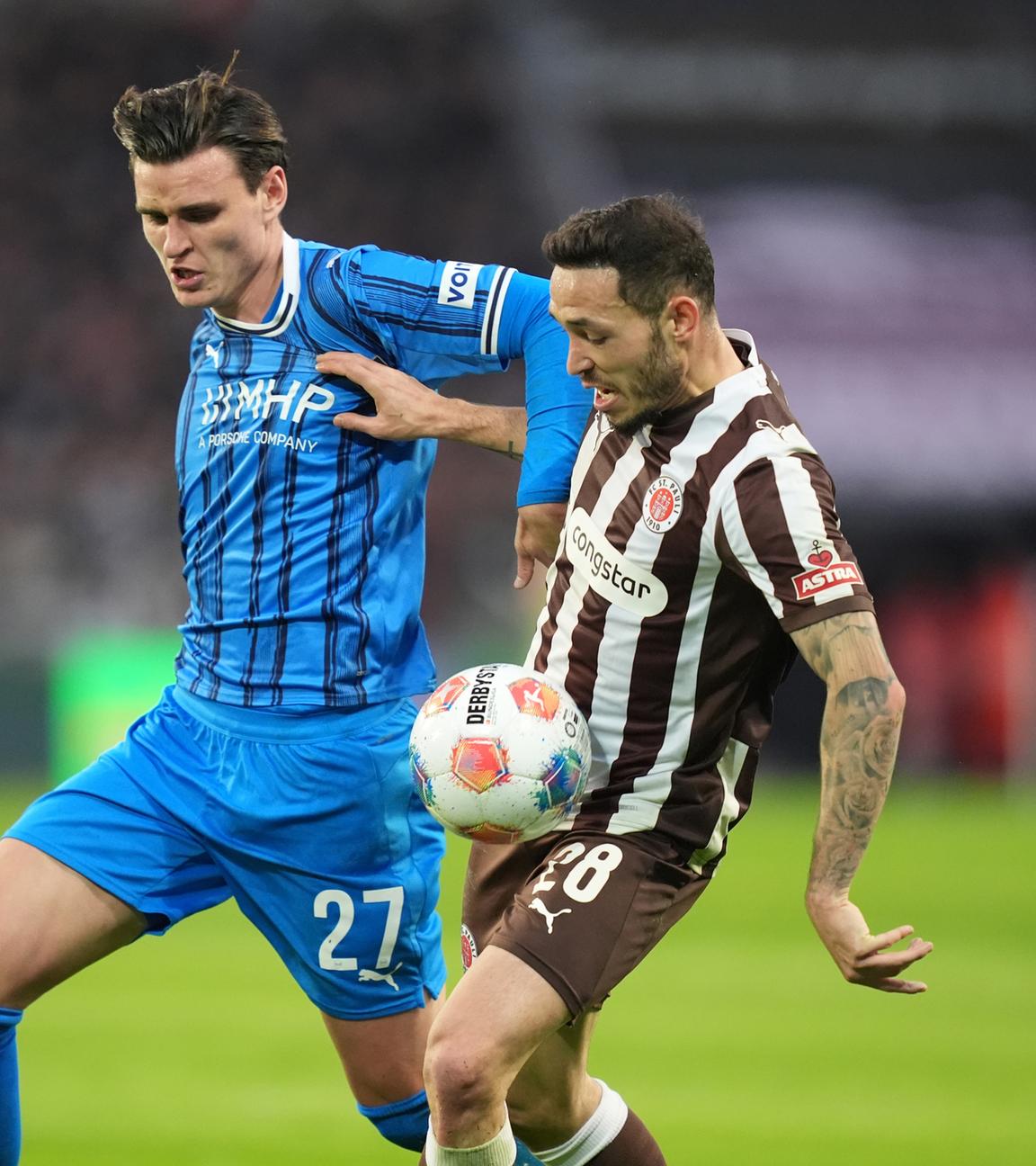 Thomas Keller (l, 1. FC Heidenheim 1846) und Mathias Pereira Lage (FC St. Pauli) kämpfen. 