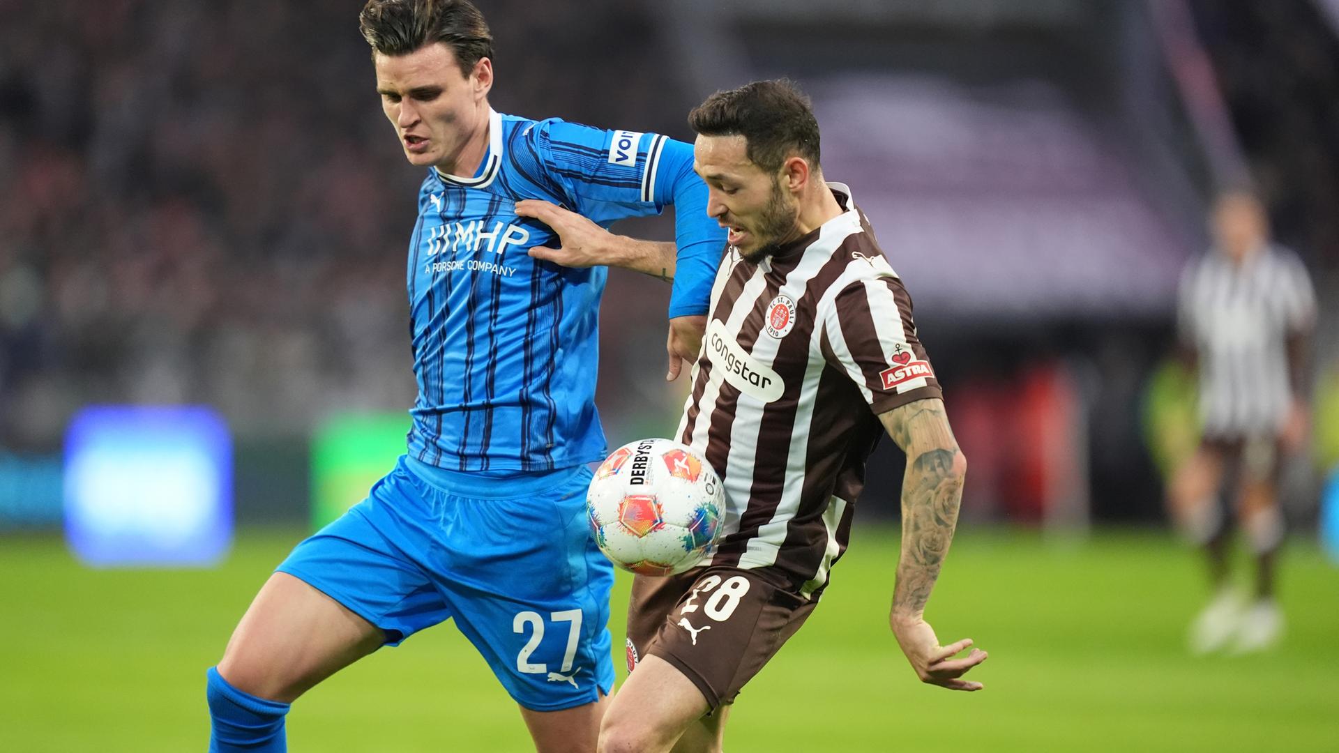 Thomas Keller (l, 1. FC Heidenheim 1846) und Mathias Pereira Lage (FC St. Pauli) kämpfen. 