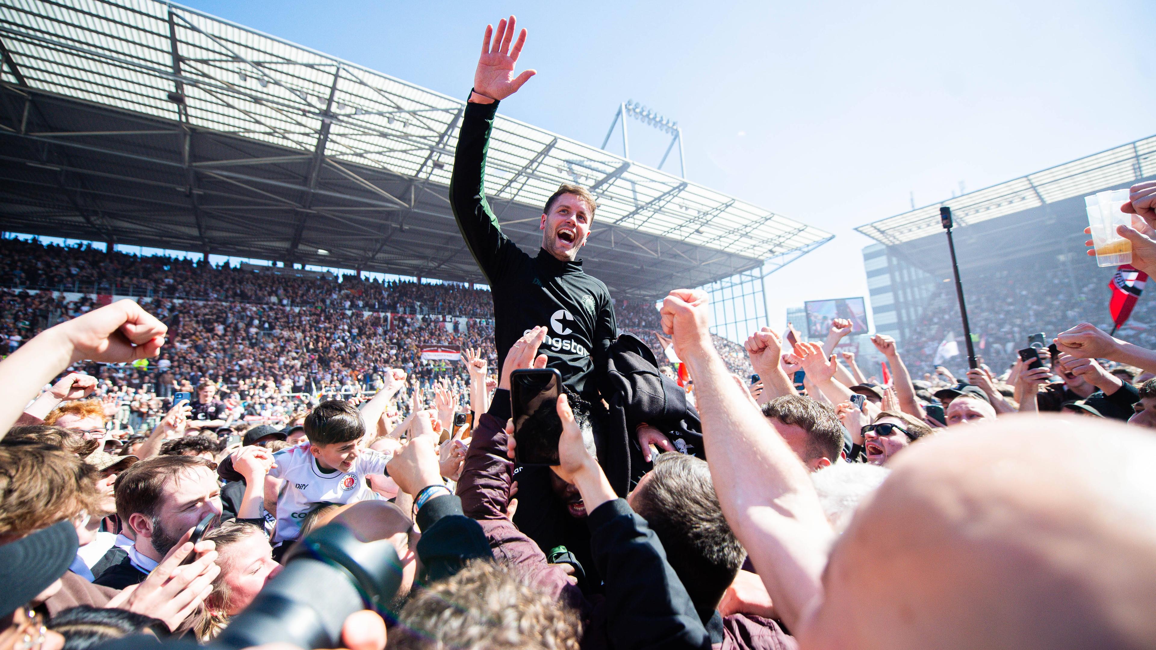 Fabian Hürzeler (Trainer - Pauli) jubelt mit Fans.