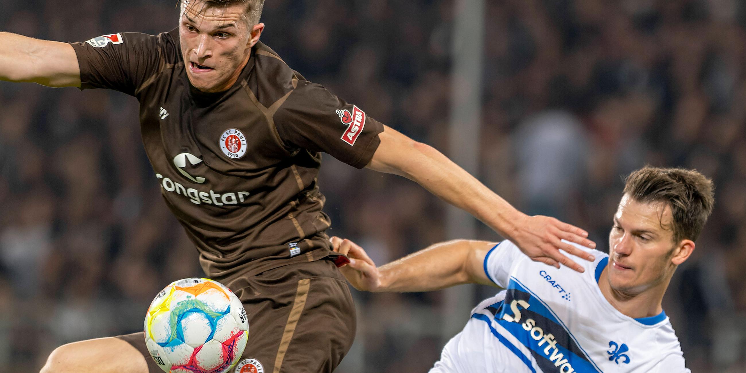 David Otto (St.Pauli) in Aktion gegen Christoph Zimmermann (SV Darmstadt) am 30.10.2022.