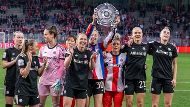 Die Spielerinnen von FC Bayern München jubeln nach dem Spielende mit einer Nachbildung der Meisterschale über den Sieg gegen 1. FC Union Berlin.