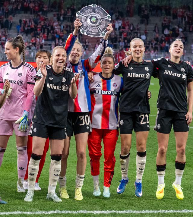 Die Spielerinnen von FC Bayern München jubeln nach dem Spielende mit einer Nachbildung der Meisterschale über den Sieg gegen 1. FC Union Berlin.