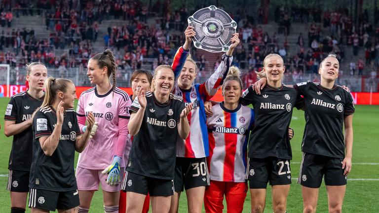 Die Spielerinnen von FC Bayern München jubeln nach dem Spielende mit einer Nachbildung der Meisterschale über den Sieg gegen 1. FC Union Berlin.