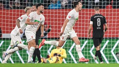 Fußball-Bundesliga, FC Augsburg - Bor. Mönchengladbach: Augsburgs Keven Schlotterbeck (r.) jubelt nach seinem Tor zum 1:0.
