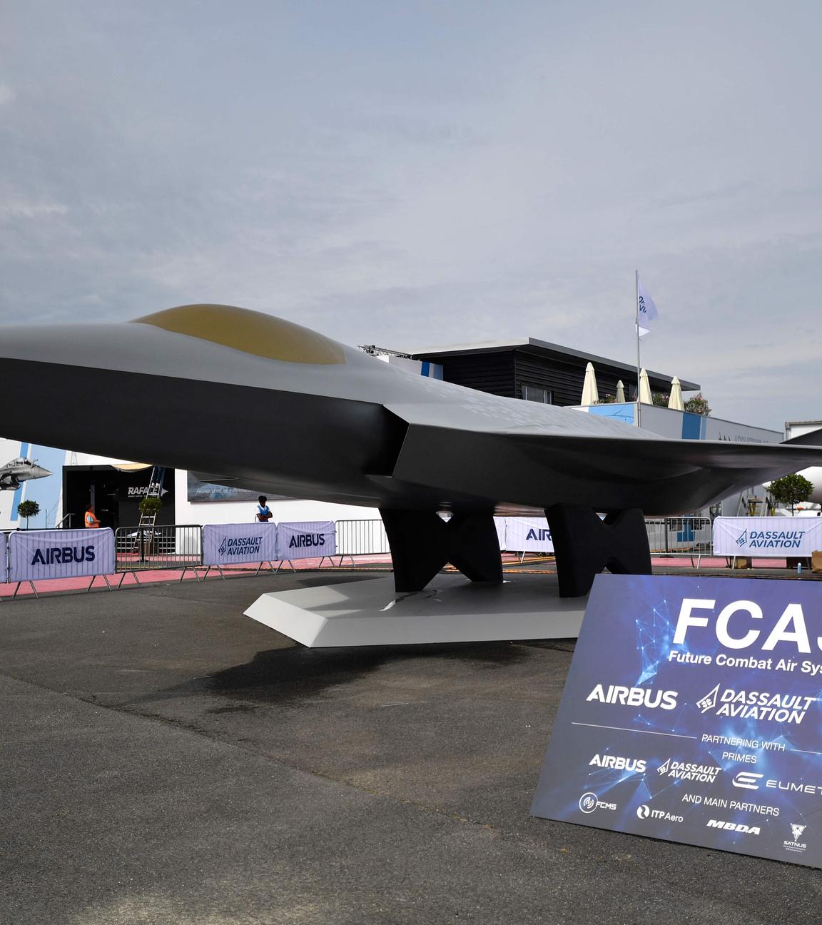Das Modell eines Kampfjets, im Vordergrund eine Tafel, auf der "FCAS" steht.