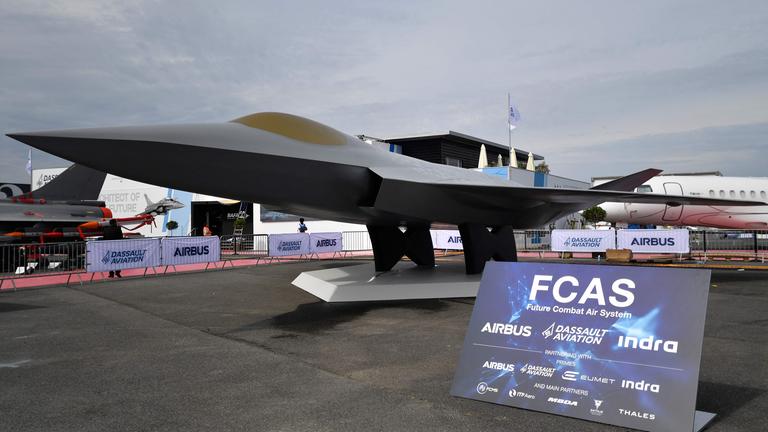 Das Modell eines Kampfjets, im Vordergrund eine Tafel, auf der "FCAS" steht.