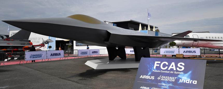 Das Modell eines Kampfjets, im Vordergrund eine Tafel, auf der "FCAS" steht.