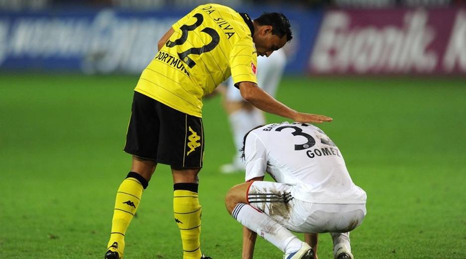 Bildnummer: 06630226  Datum: 03.10.2010  Copyright: imago/Revierfoto
Borussia Dortmund (BVB) - FC Bayern M�nchen, Antonio da Silva ( Dortmund ), links - tr�stet Mario Gomez ( M�nchen ), rechts; Fussball Herren GER 1 BL 2010 2011 Dortmund vdig xcb 2010 quer 

Image number 06630226 date 03 10 2010 Copyright imago Spot photo Borussia Dortmund Borussia FC Bavaria Munich Antonio there Silva Dortmund left consolation Mario Gomez Munich right Football men ger 1 BL 2010 2011 Dortmund Vdig  2010 horizontal  