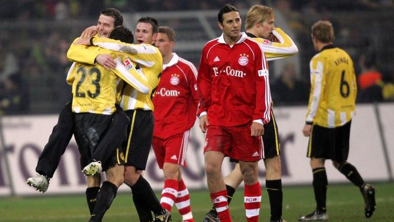 Bildnummer: 02605222  Datum: 26.01.2007  Copyright: imago/Fishing 4
W�hrend die BVB Spieler, v.li.: Alexander Frei, Philipp Degen und Marc Andre Kruska jubeln, ist Claudio Pizarro (Bayern, Mitte) entt�uscht; Alex, quer, Schlussjubel, Schlu�jubel, Jubel, jubeln, Freud und Leid Saison 2006/2007, Borussia Dortmund - FC Bayern M�nchen 3:2, Vdig Dortmund Freude, Begeisterung,  Fu�ball 1. BL Herren Mannschaft Deutschland Gruppenbild optimistisch Randmotiv Personen