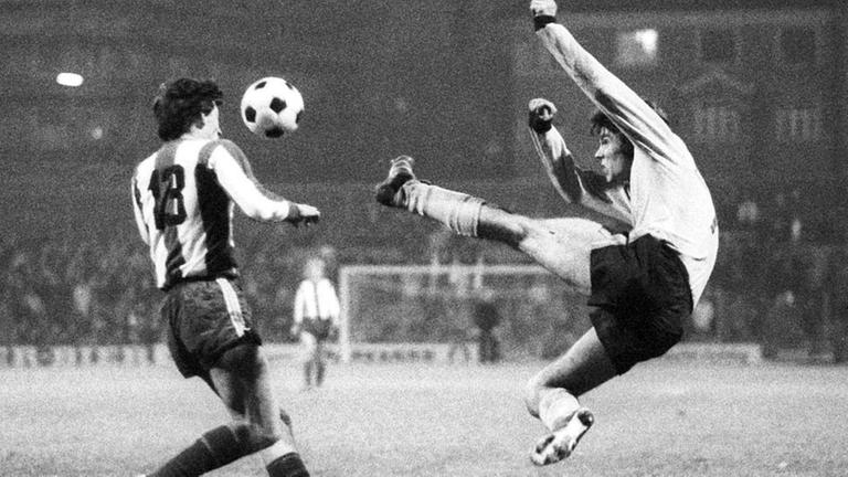 Bildnummer: 00772224  Datum: 27.11.1971  Copyright: imago/WEREK
Harter Einsatz - in den Duellen Bayern gegen Dortmund ging es schon immer hei� her...; Vneg, Vsw, quer, Duell, Ball, artistisch, akrobatisch, brutal, Brutalit�t, Tritt, Symbol, Feature Saison 1971/1972, FC Bayern M�nchen - Borussia Dortmund 11:1 M�nchen Dynamik, Kampf,  Fu�ball 1. BL Herren Mannschaft Deutschland Gruppenbild Aktion Personen Symbolfoto