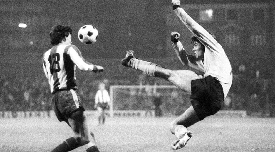 Bildnummer: 00772224  Datum: 27.11.1971  Copyright: imago/WEREK
Harter Einsatz - in den Duellen Bayern gegen Dortmund ging es schon immer hei� her...; Vneg, Vsw, quer, Duell, Ball, artistisch, akrobatisch, brutal, Brutalit�t, Tritt, Symbol, Feature Saison 1971/1972, FC Bayern M�nchen - Borussia Dortmund 11:1 M�nchen Dynamik, Kampf,  Fu�ball 1. BL Herren Mannschaft Deutschland Gruppenbild Aktion Personen Symbolfoto