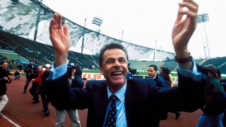 Bildnummer: 00769140  Datum: 11.05.1996  Copyright: imago/HJS
Trainer Ottmar Hitzfeld (BVB) feiert die Deutsche Meisterschaft; Vdia, quer, Coach, Deutscher Meister, Schlussjubel, Schlu�jubel, Meisterfeier, Feier, Siegesjubel, klatschen, Beifall, Applaus, applaudieren, Saison 1995/1996, M�nchen - Borussia Dortmund 2:2, M�nchen Begeisterung, Freude,  Fu�ball 1. BL Herren Mannschaft Deutschland Einzelbild optimistisch Randmotiv Personen