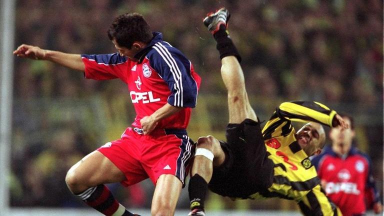 Bildnummer: 00308935  Datum: 07.04.2001  Copyright: imago/Team 2
Leonardo D�d� (BVB, re.) gegen Hasan Salihamidzic (Bayern) - Fallr�ckzieher am Mann; quer, Dede, Zweikampf, Duell, Luftkampf, Luftduell, gef�hrliches Spiel, Schuss, Schu�, Schu�haltung, Schusshaltung Saison 2000/2001: BVB Borussia Dortmund - FC Bayern M�nchen 1:1, Vneg Dortmund Westfalenstadion Dynamik, Kampf,  Fu�ball 1. BL Herren Mannschaft Deutschland Gruppenbild Aktion Personen