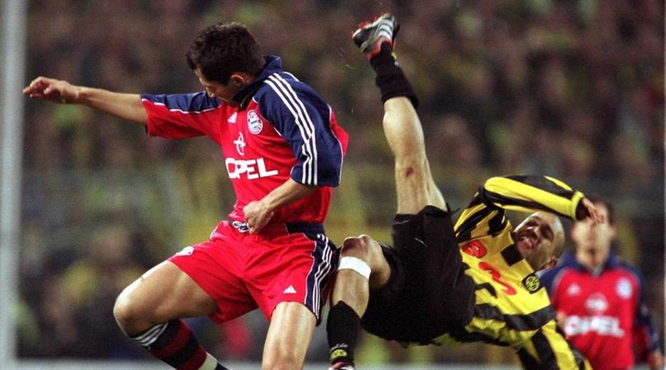 Bildnummer: 00308935  Datum: 07.04.2001  Copyright: imago/Team 2
Leonardo D�d� (BVB, re.) gegen Hasan Salihamidzic (Bayern) - Fallr�ckzieher am Mann; quer, Dede, Zweikampf, Duell, Luftkampf, Luftduell, gef�hrliches Spiel, Schuss, Schu�, Schu�haltung, Schusshaltung Saison 2000/2001: BVB Borussia Dortmund - FC Bayern M�nchen 1:1, Vneg Dortmund Westfalenstadion Dynamik, Kampf,  Fu�ball 1. BL Herren Mannschaft Deutschland Gruppenbild Aktion Personen