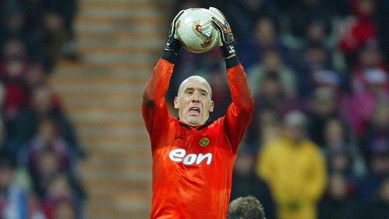 Bildnummer: 00665843  Datum: 09.11.2002  Copyright: imago/Ulmer
Feldspieler Jan Koller (BVB) �bernimmt die Aufgabe des Torwarts; Vdig, hoch, halten, Ball, Torh�ter, Keeper, Ersatz, Ersatztorwart, Ersatzkeeper, Ersatztorh�ter, Torwart Saison 2002/2003, M�nchen - Borussia Dortmund 2:1 M�nchen Olympiastadion Dynamik,  Fu�ball 1. BL Herren Mannschaft Deutschland Gruppenbild Aktion Personen