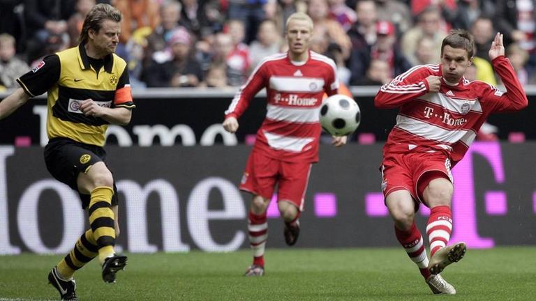 Bildnummer: 03614733  Datum: 13.04.2008  Copyright: imago/Schiffmann Lukas Podolski (Bayern, re.) trifft gegen Christian W�rns (BVB) zum 1:0; Vdig, quer, premiumd, Zweikampf, Tor Saison 2007/2008, FC Bayern M�nchen - Borussia Dortmund M�nchen Dynamik,  Fu�ball 1. BL Herren Mannschaft Deutschland Gruppenbild Aktion Personen